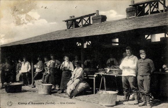 Postcard Auvours Champagne Sarthe, soldiers' camp, kitchen