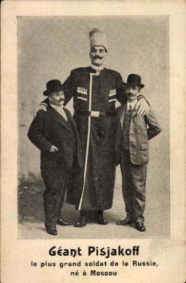 Postcard Giant Pisjakoff, Russia's greatest soldier, now in Moscow