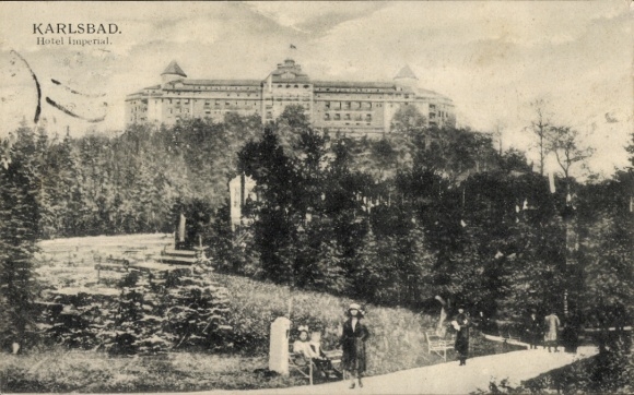 Postcard Karlsbad in Baden, Hotel Imperial, park landscape, people, trees, architecture