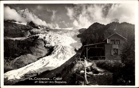 Ak Chamonix Mont Blanc Haute Savoie, Chalet, Glacier des Bossons, Berge, Wald, Schwarz-Weiß-Foto