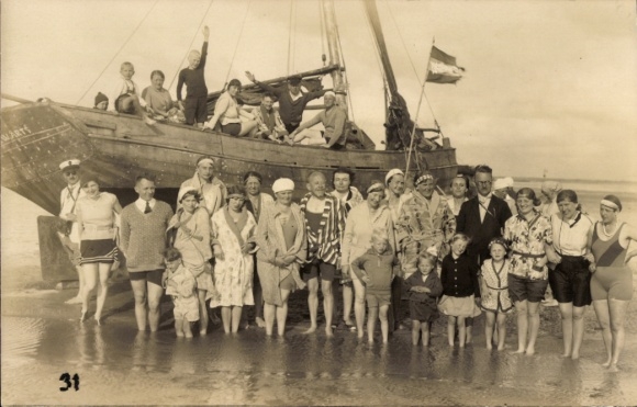 foto Ak Noordzeebadplaats Büsum, zeilboot Vorwärts, toeristengroepsfoto