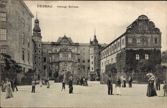 Postcard Dessau in Saxony-Anhalt, Ducal Palace, people, depiction