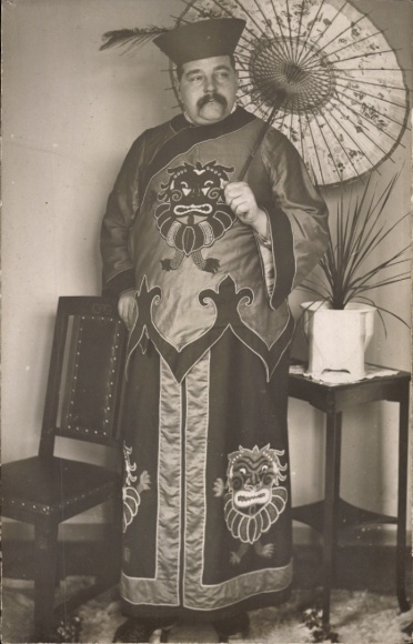 Photo Postcard Carnival, man in Asian costume, standing portrait, paper umbrella