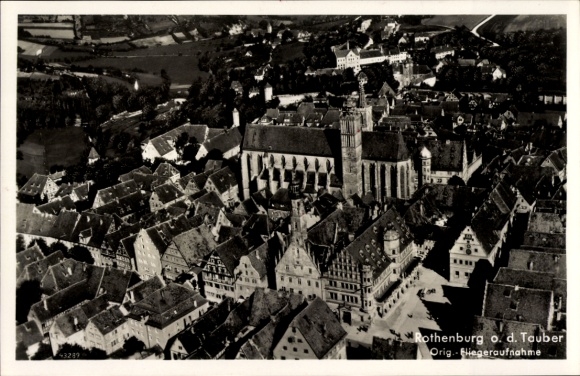 Ak Rothenburg ob der Tauber Mittelfranken, Luftbild von Rothenburg, gotische Kirchen,  Bauweisen