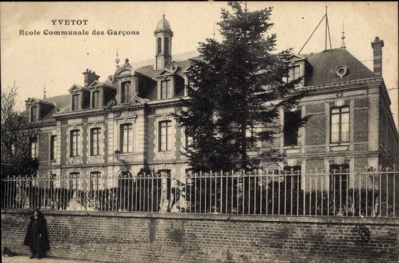 Postcard Yvetot Seine Maritime, Ecole Communale des Garcons