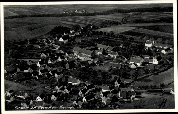Ak Gutenzell Hürbel Oberschwaben Württemberg, Luftaufnahme vom Dorf, Bäume, Felder, Häuser, Straß