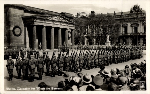 Postcard Berlin Mitte, Unter den Linden, raising the guard at the memorial