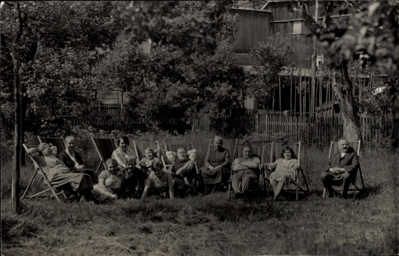 Photo PC Ilsenburg in the Harz Mountains, Pension Haus Linke, sunbathing lawn, guests in the garden, deckchairs, 1932