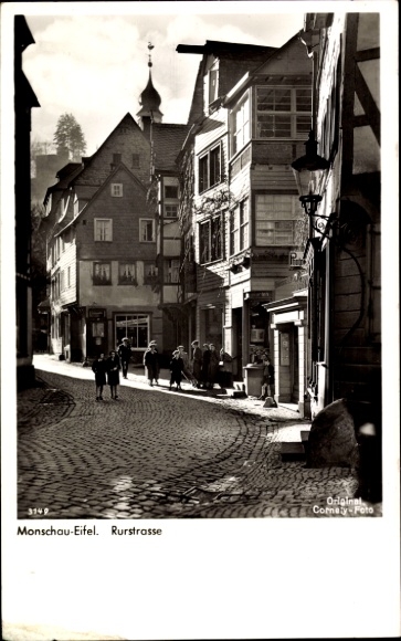 Ak Monschau Montjoie in der Eifel, Monschau-Eifel, Rurstraße,  Gebäude, Menschen auf der Straße