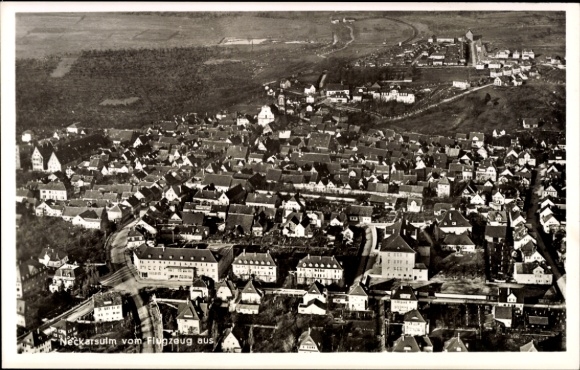 Ak Neckarsulm in Württemberg, Luftaufnahme von  viele Häuser, Landschaft im Hintergrund