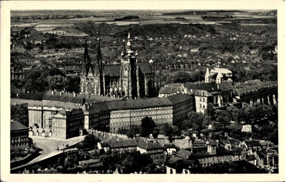 Ak Hradčany Hradschin Praha Prag Tschechien, Luftaufnahme von  Hradschin, Burg, Stadtlandschaft