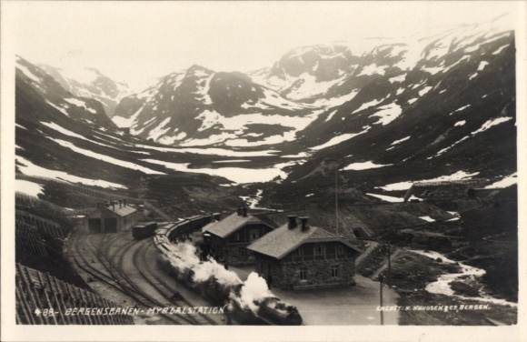Photo Postcard Vatnahalsen Myrdal Norway, Bergensbanen, train station, mountain panorama