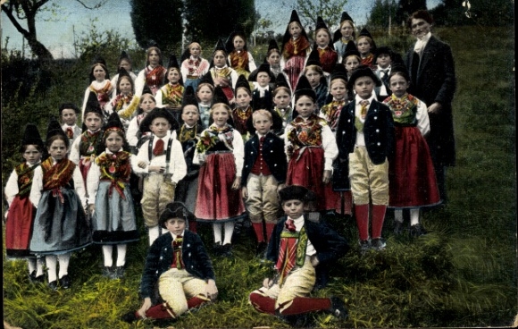KP Bischofsheim w Rhön w Dolnej Frankonii, szkoła śpiewu, dzieci w strojach ludowych