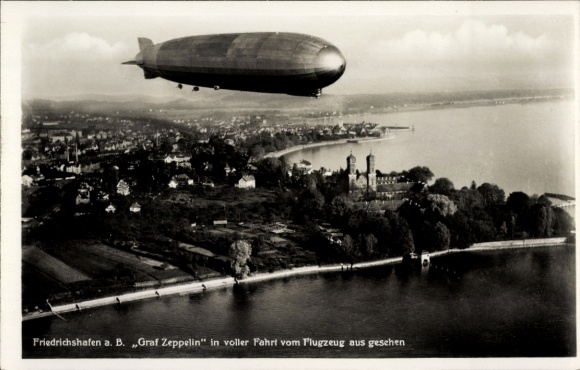 Ak Friedrichshafen am Bodensee, Luftschiff LZ 127 Graf Zeppelin in voller Fahrt, Fliegeraufnahme