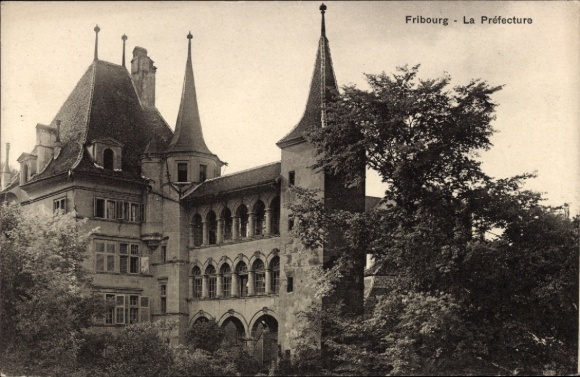 KP Fribourg Freiburg City Szwajcaria, Fribourg - La Préfecture, budynek z wieżami, drzewa na pierwszym planie