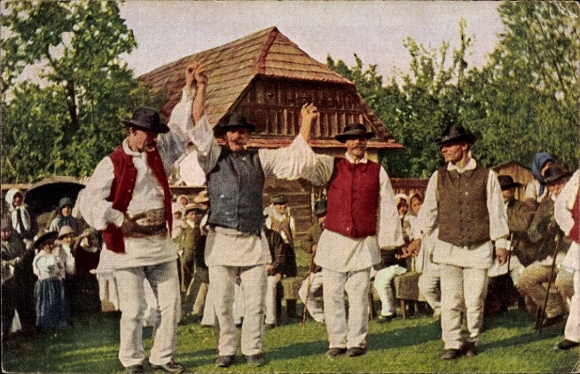 Ak Trachten Rumänien, Tanzende Bauern, Publikum, Wiese, Dorfplatz, Hüte
