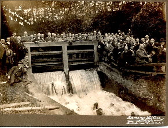 foto Kupferhammer in Schlaubetal Mixdorf in Brandenburg, mannen bij de stuw, 1926