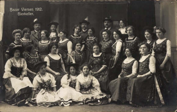 Photo Postcard Viersen in North Rhine Westphalia, Bazar Viersen 1912, group portrait in traditional costume