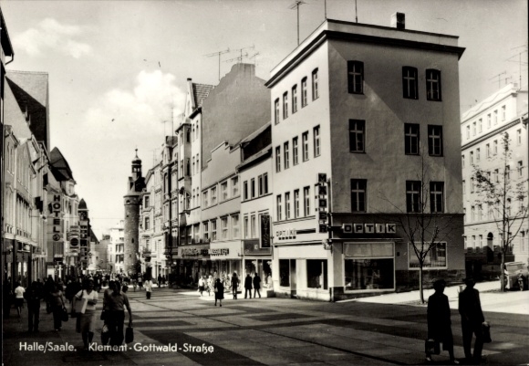 Postcard Halle an der Saale, Klement Gottwald Street, hotel, optician's shop