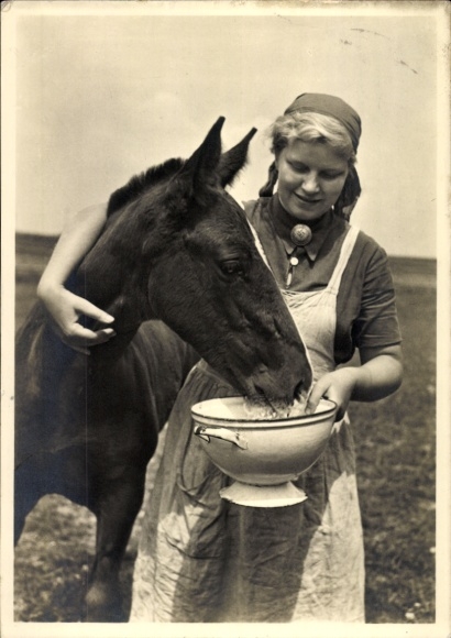 Postcard Hans Retzlaff, Reich Labor Service for Female Youth, Working Maid with Foal