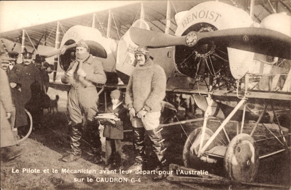 Postcard Le Pilote et le Mecanicien avant leur depart pour l'Australie sur le Caudron G-4