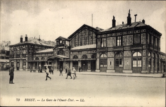 Postcard Brest Finistère, Gare de l'Ouest-État, s building, people walk past
