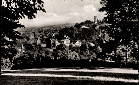 Ak Bielefeld in Nordrhein Westfalen, Blick auf  hügelige Landschaft, alte Gebäude, Türme, Bäume