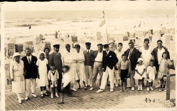 Photo Postcard North Sea resort Wangerooge in East Frisia, summer guests on the beach promenade, group photo
