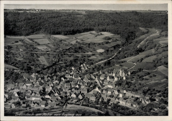 Ak Braunsbach in der Region Hohenlohe, Luftaufnahme von  hügelige Landschaft, viele Dächer