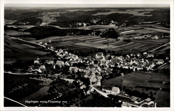 Ak Hayingen auf der Schwäbischen Alb, Luftaufnahme von  dörfliche Landschaft, viele Häuser, schwa