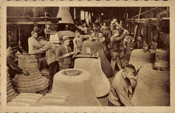 Postcard Brilon in Sauerland, Humoert bell foundry, partial view of the molding shop, clay molds