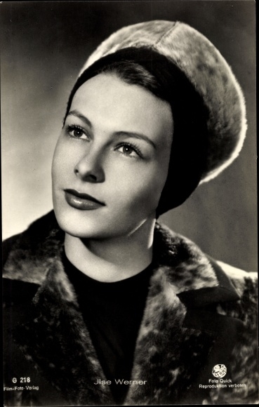Postcard actress Ilse Werner, portrait with fur cap, coat, Film Photo Verlag G 218