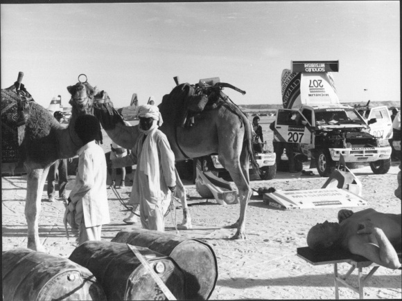 Foto Senegal, Dakar, Autorennen, 1991, Kameltreiber zu Besuch, Camp Paris Dakar
