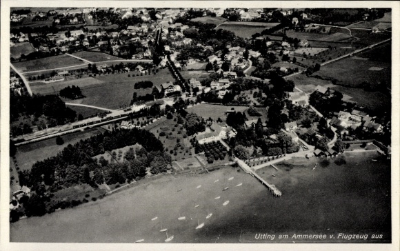 Ak Utting am Ammersee Oberbayern, Luftaufnahme, Ammersee, grüne Landschaft, Häuser, Boote