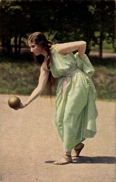 Postcard Meissen Saxony, groups from the festival for the 200th anniversary celebration Porcelain, ball player