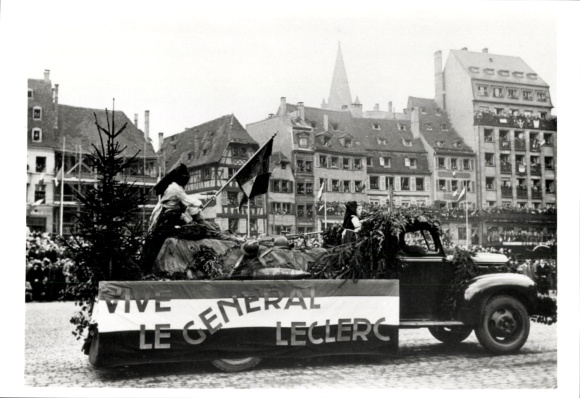 Foto Straßburg im Elsass, Parade, geschmückter Lastwagen, Vive le General Leclerc