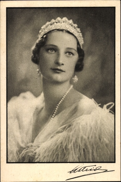 Postcard Astrid of Sweden, Queen of Belgium, portrait