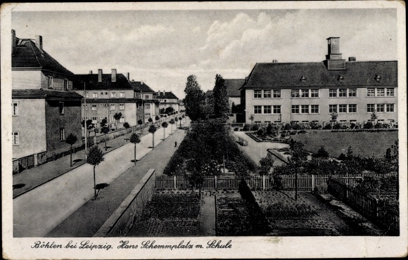 Postcard Böhlen in the district of Leipzig, Hans Schuhmannplatz with school