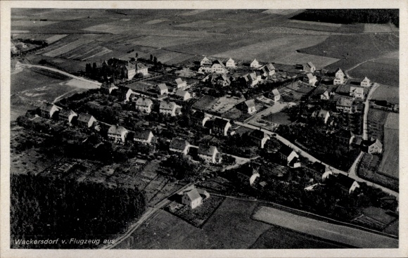 Ak Wackersdorf in der Oberpfalz, Luftbildansicht von  Häuseransammlung, ländliche Umgebung