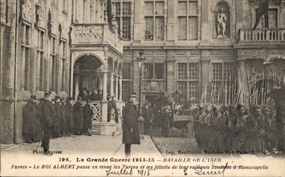 Ak Furnes Veurne Westflandern, Le Roi Albert passe en revue les Turcos, bataille a Ramscapelle