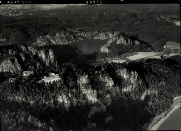 Ak Lohmen Sächsische Schweiz, Bastei, Basteibrücke, Felsen, bewaldete Berge, ein Fluss und ein...