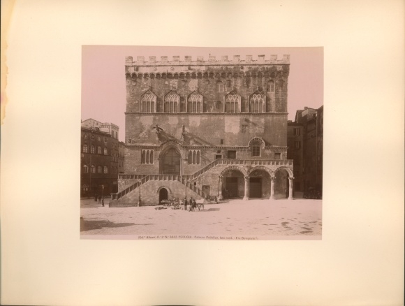 foto rond 1880, Perugia Umbrië, Palazzo Pubblico