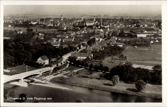 Ak Dillingen an der Donau , Luftaufnahme von Dillingen, typische Stadtlandschaft, Fluss, Brücke