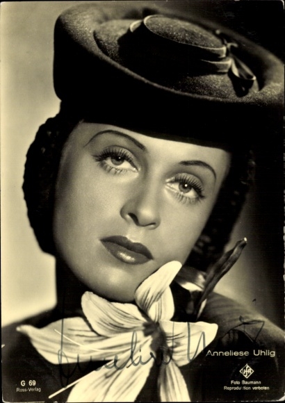 Postcard actress Anneliese Uhlig, portrait with hat, Ufa Film, autograph