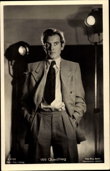 Postcard actor Will Quadflieg, standing portrait, floodlights, photo Binz A 3535 2, film photo publishing house