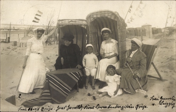 Photo Postcard North Sea resort Wangerooge, women and children on the beach, beach chairs, deckchair