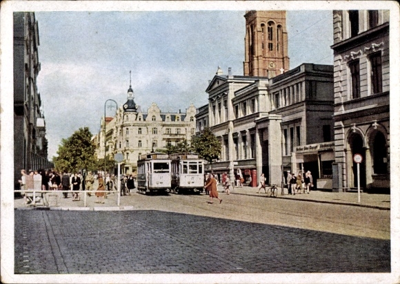 Ak Bydgoszcz Bromberg Westpreußen, Straße mit Straßenbahnen, Menschen, Gebäude, Uhrturm, Adolf-Hi
