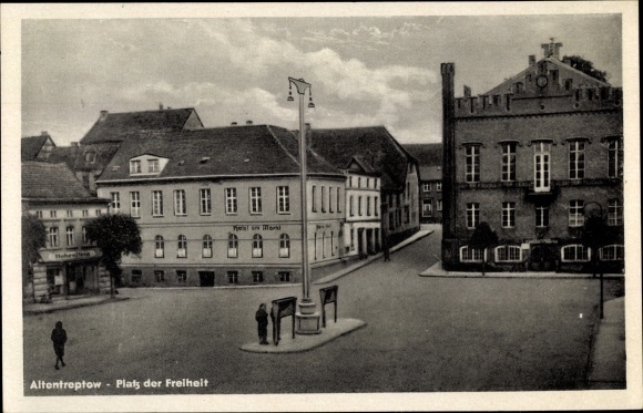 Ak Altentreptow in Mecklenburg-Vorpommern, Vrijheidsplein, Hotel op de markt