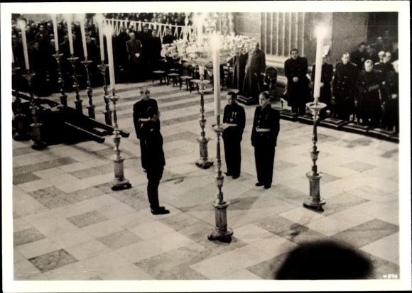 Photo Hoffmann, H., General Franco, wreath-laying at the grave of national hero Rivera, Nov. 1941