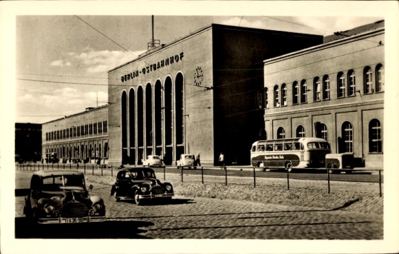 Postcard Berlin Friedrichshain, Ostbahnhof, architecture, traffic, buses, old cars